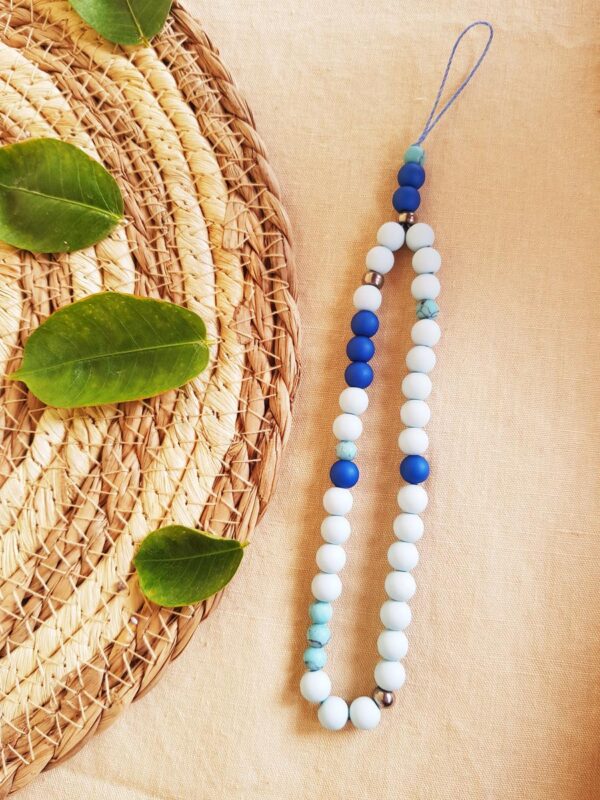 Attache / bijou pour portable artisanal - perles turquoises et bleues. Calino Créa