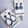 Boucles d'oreilles inox artisanales - Goutte bleue et dorée en papier résiné. Calino Créa