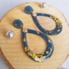 Boucles d'oreilles inox artisanales - Goutte bleue et dorée en papier résiné. Calino Créa