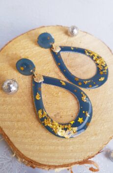 Boucles d'oreilles inox artisanales - Goutte bleue et dorée en papier résiné. Calino Créa