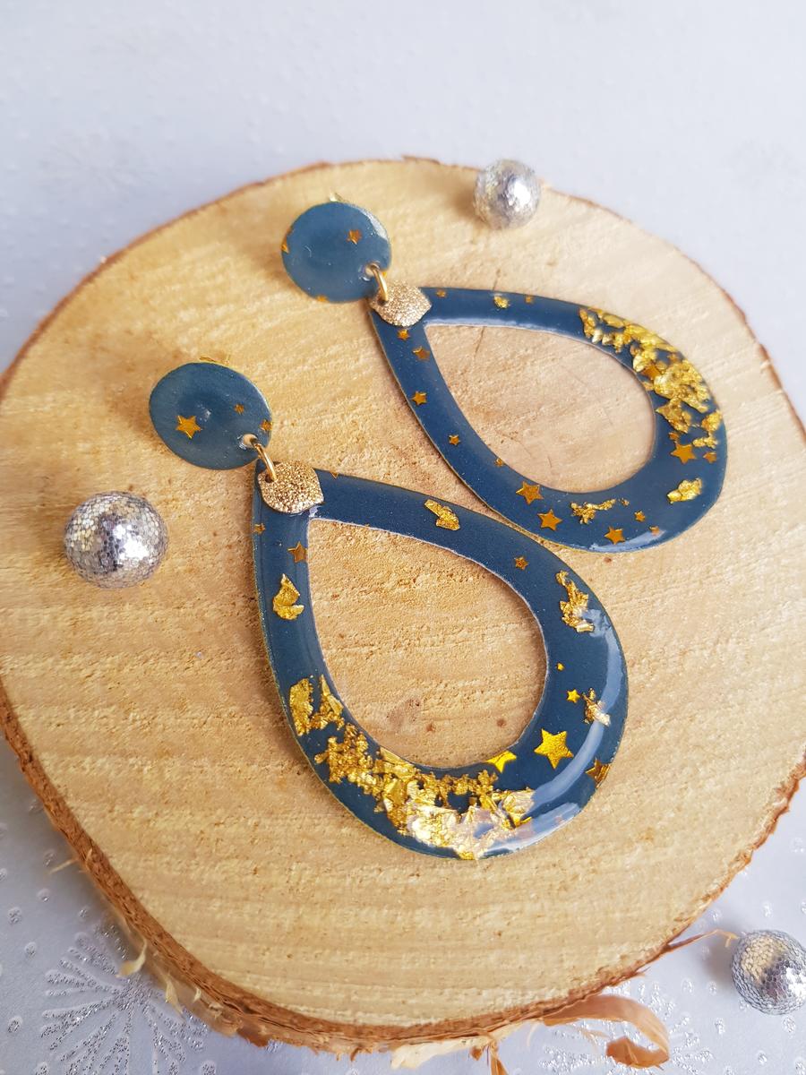 Boucles d'oreilles inox artisanales - Goutte bleue et dorée en papier résiné. Calino Créa Boucles d'oreilles inox artisanales - Goutte bleue et dorée en papier résiné. Calino Créa