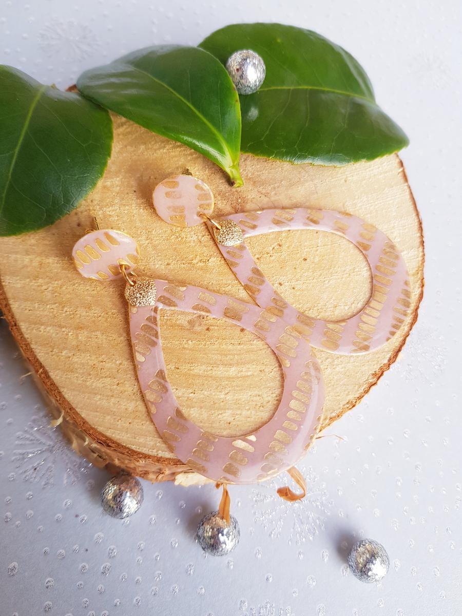Boucles d'oreilles inox artisanales - Goutte rose et dorée en papier résiné. Calino Créa
