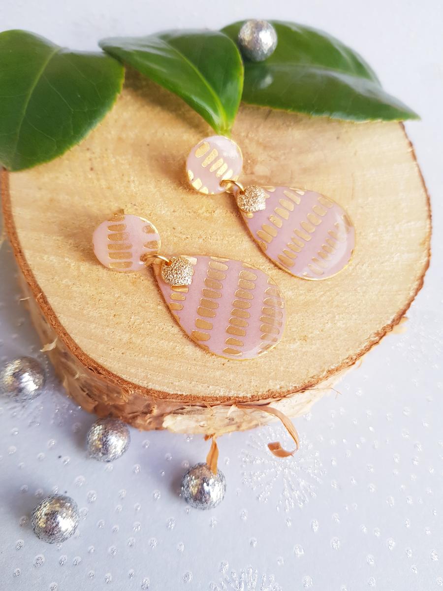 Boucles d'oreilles inox artisanales - Petite goutte rose et dorée en papier résiné. Calino Créa