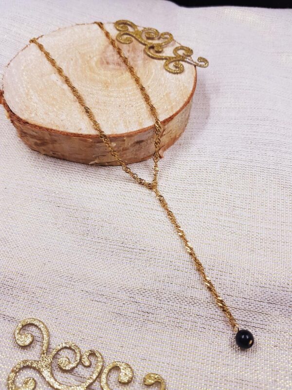 Collier artisanal - Chaîne dorée et goutte noire. Calino Créa