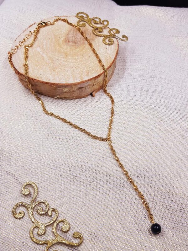 Collier artisanal - Chaîne dorée et goutte noire. Calino Créa
