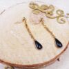 Boucles d'oreilles artisanales - Chaîne dorée et goutte noire. Calino Créa