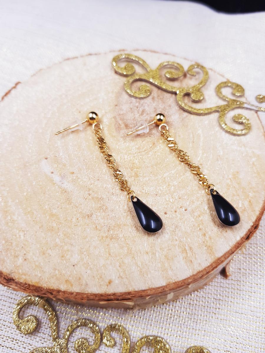 Boucles d'oreilles artisanales - Chaîne dorée et goutte noire. Calino Créa Boucles d'oreilles artisanales - Chaîne dorée et goutte noire. Calino Créa
