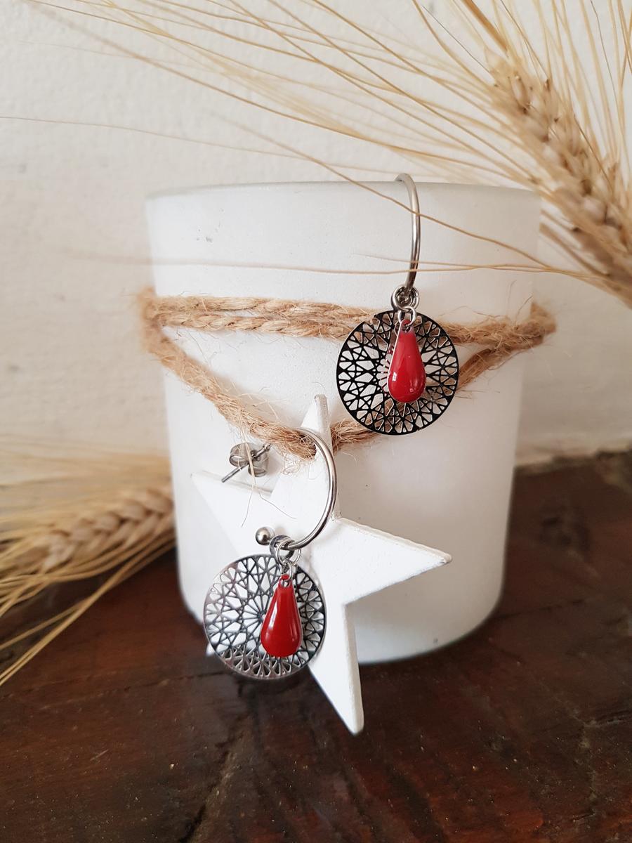 Boucles d'oreilles inox personnalisables artisanales - Créole argentée et sequin émaillé goutte rouge. Calino Créa