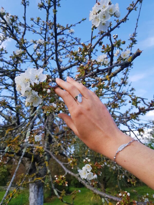 Bracelet et bague inox artisanaux - chaîne sequins blancs et feuille argentée. Calino Créa