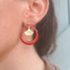 Boucles d'oreilles inox artisanales - créole rouge et feuille de Gingko dorée. Calino Créa