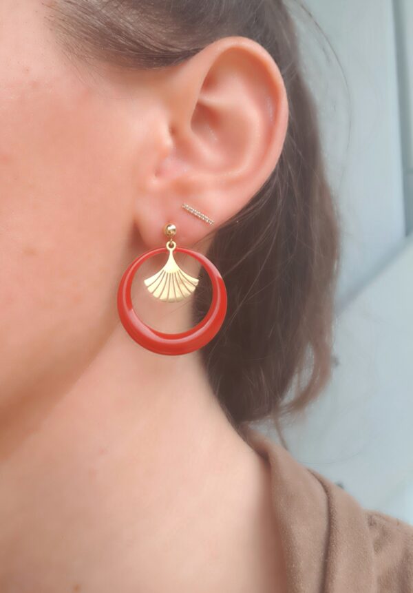 Boucles d'oreilles inox artisanales - créole rouge et feuille de Gingko dorée. Calino Créa