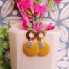 Boucles d'oreilles inox artisanales - sequins doré pailleté et moutarde. Calino Créa