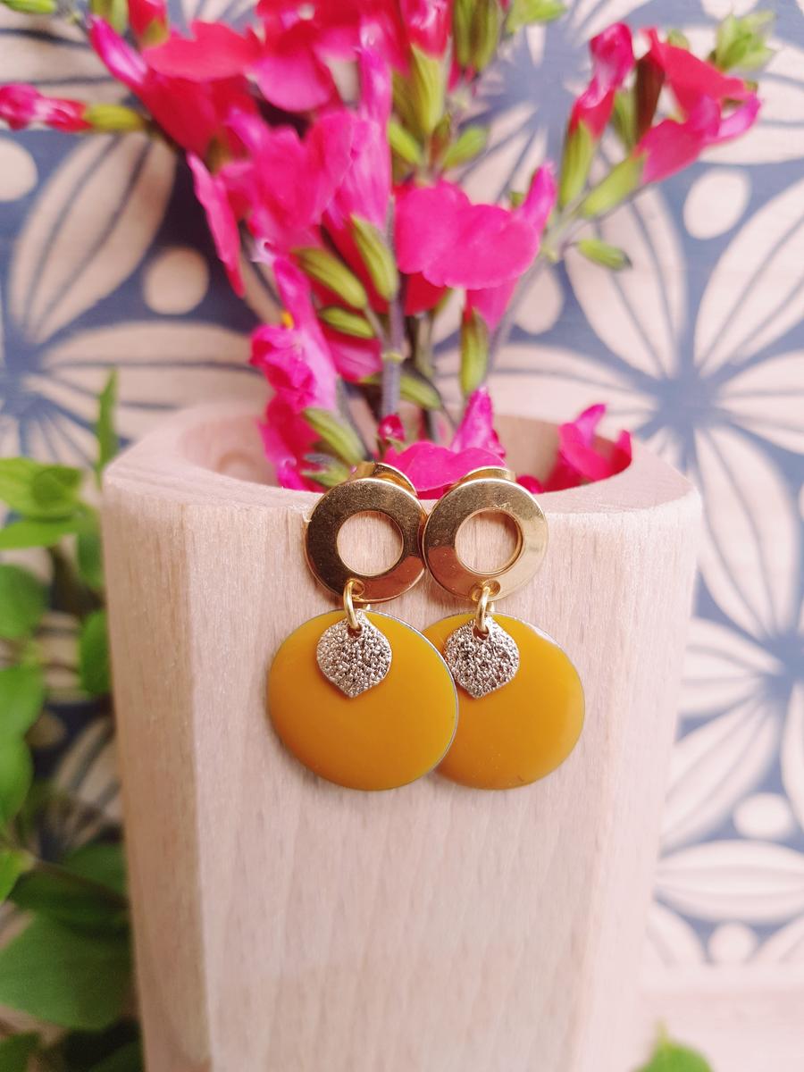 Boucles d'oreilles inox artisanales - sequins doré pailleté et moutarde. Calino Créa