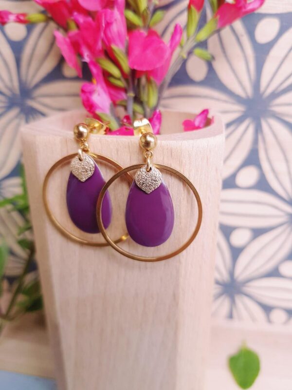 Boucles d'oreilles inox artisanales - sequin goutte prune et anneau doré . Calino Créa
