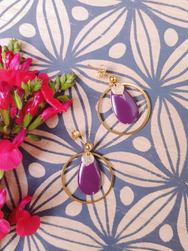 Boucles d'oreilles inox artisanales - sequin goutte prune et anneau doré . Calino Créa