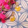 Boucles d'oreilles inox artisanales - sequins doré pailleté et moutarde. Calino Créa