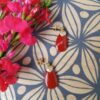 Boucles d'oreilles inox artisanales - goutte rouge et sequin doré pailleté. Calino Créa Boucles d'oreilles inox artisanales - goutte rouge et sequin doré pailleté. Calino Créa