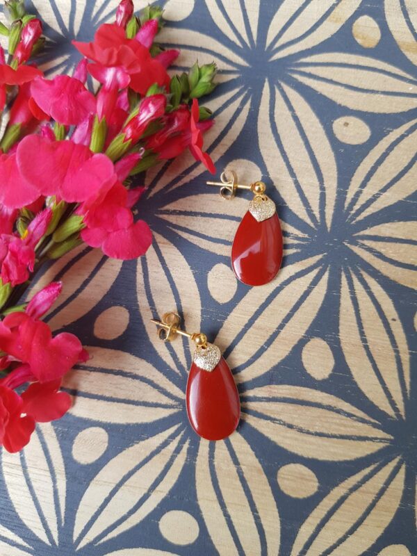 Boucles d'oreilles inox artisanales - goutte rouge et sequin doré pailleté. Calino Créa Boucles d'oreilles inox artisanales - goutte rouge et sequin doré pailleté. Calino Créa
