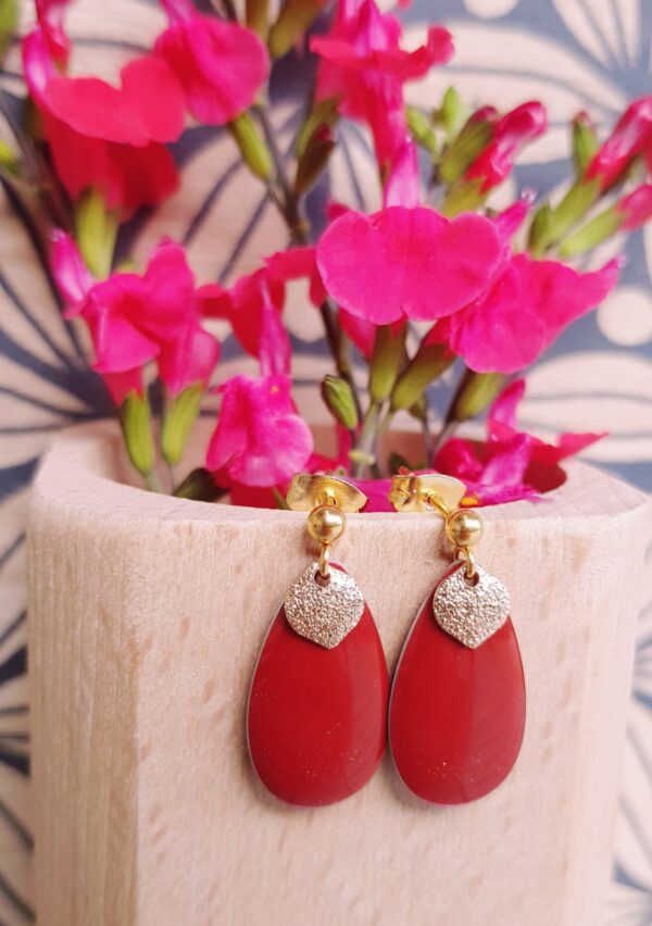 Boucles d'oreilles inox artisanales - goutte rouge et sequin doré pailleté. Calino Créa