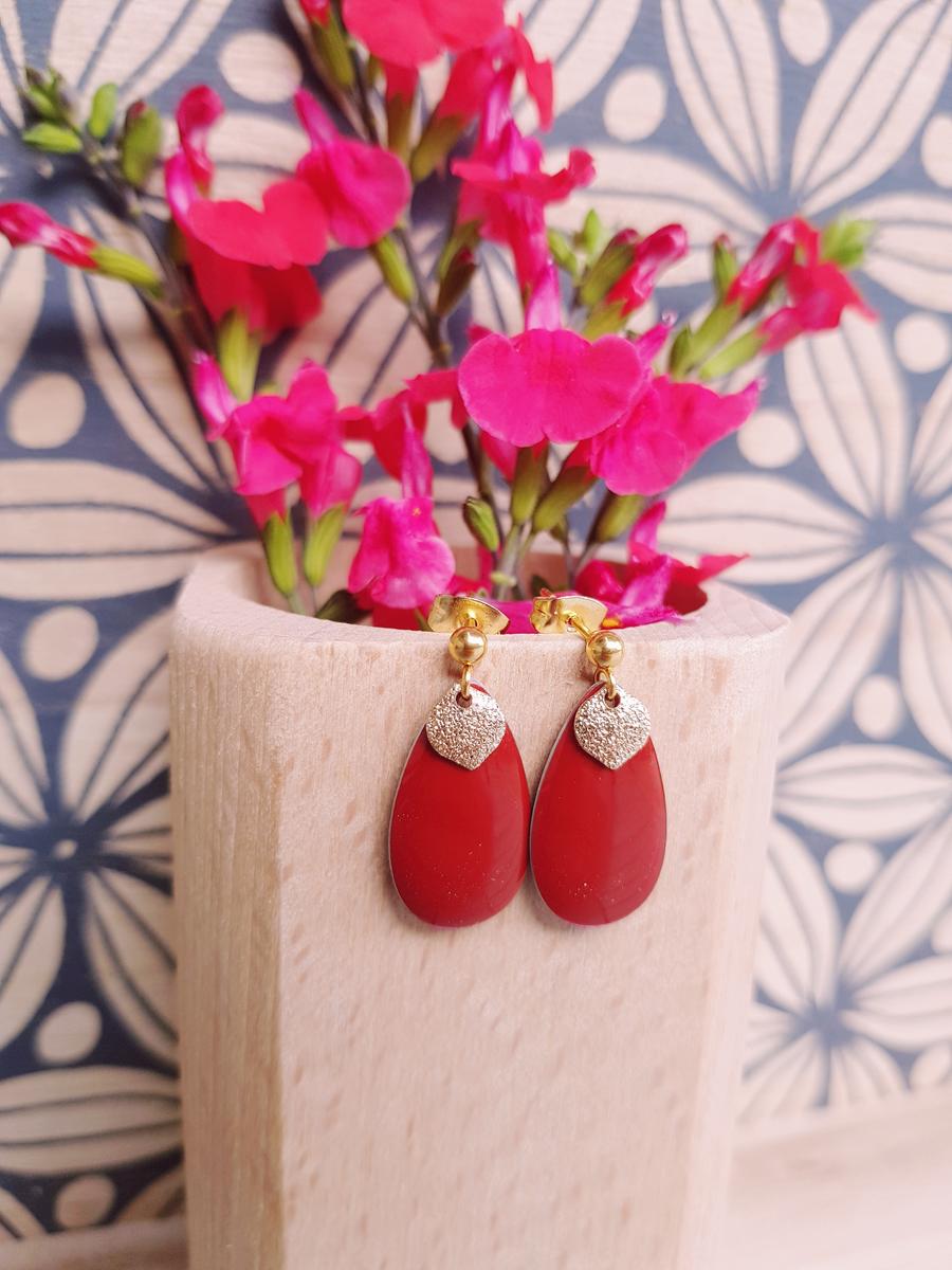 Boucles d'oreilles inox artisanales - goutte rouge et sequin doré pailleté. Calino Créa