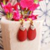 Boucles d'oreilles inox artisanales - goutte rouge et sequin doré pailleté. Calino Créa Boucles d'oreilles inox artisanales - goutte rouge et sequin doré pailleté. Calino Créa