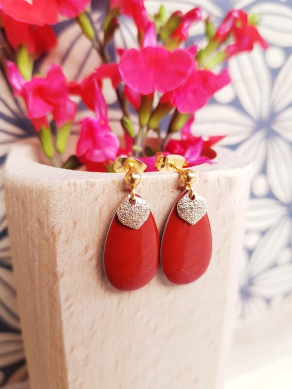 Boucles d'oreilles inox artisanales - goutte rouge et sequin doré pailleté. Calino Créa Boucles d'oreilles inox artisanales - goutte rouge et sequin doré pailleté. Calino Créa