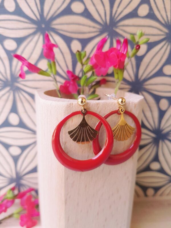 Boucles d'oreilles inox artisanales - créole rouge et feuille de Gingko dorée. Calino Créa
