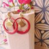 Boucles d'oreilles inox artisanales - créole rouge et feuille de Gingko dorée. Calino Créa