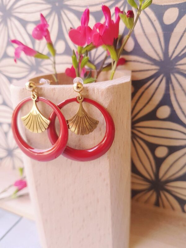 Boucles d'oreilles inox artisanales - créole rouge et feuille de Gingko dorée. Calino Créa