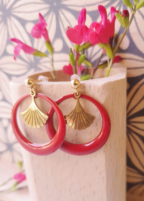 Boucles d'oreilles inox artisanales - créole rouge et feuille de Gingko dorée. Calino Créa