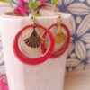 Boucles d'oreilles inox artisanales - créole rouge et feuille de Gingko dorée. Calino Créa