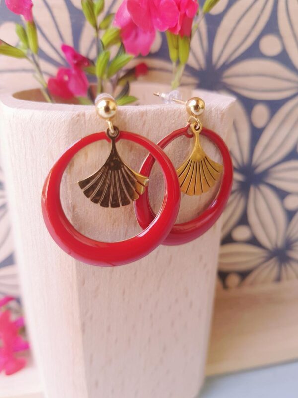 Boucles d'oreilles inox artisanales - créole rouge et feuille de Gingko dorée. Calino Créa