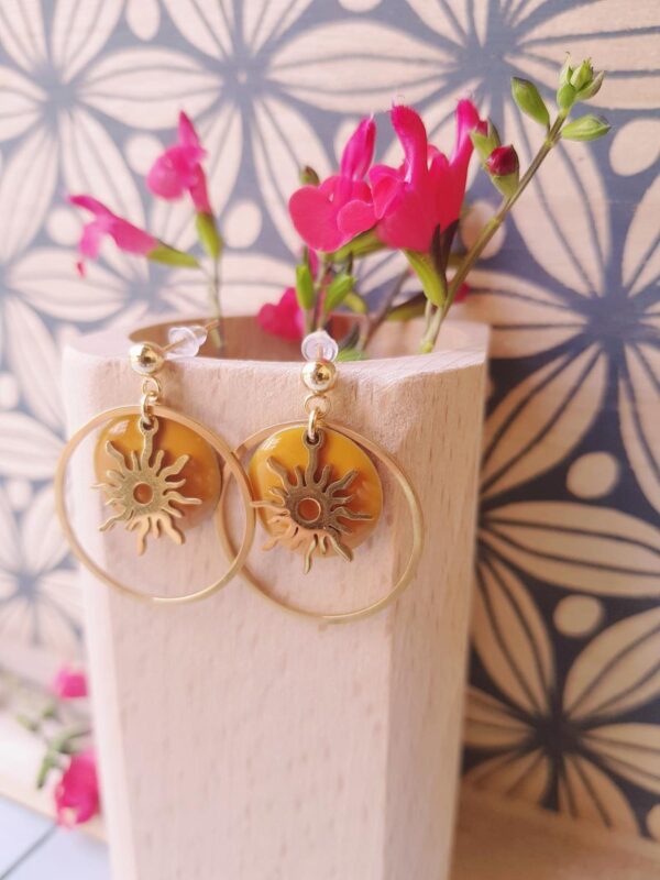 Boucles d'oreilles inox artisanales - sequin moutarde et soleil doré. Calino Créa