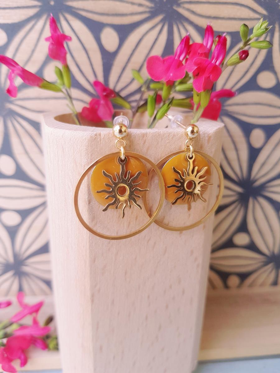 Boucles d'oreilles inox artisanales - sequin moutarde et soleil doré. Calino Créa