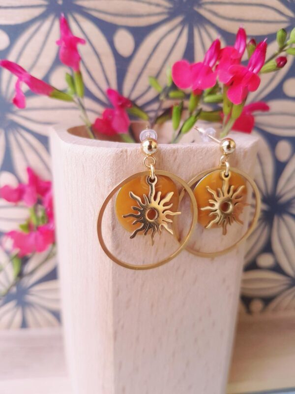 Boucles d'oreilles inox artisanales - sequin moutarde et soleil doré. Calino Créa