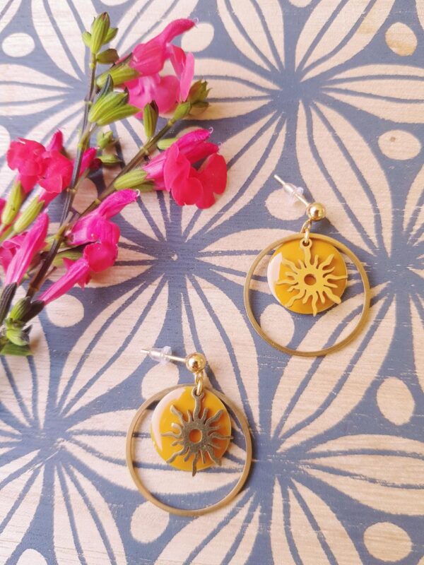 Boucles d'oreilles inox artisanales - sequin moutarde et soleil doré. Calino Créa
