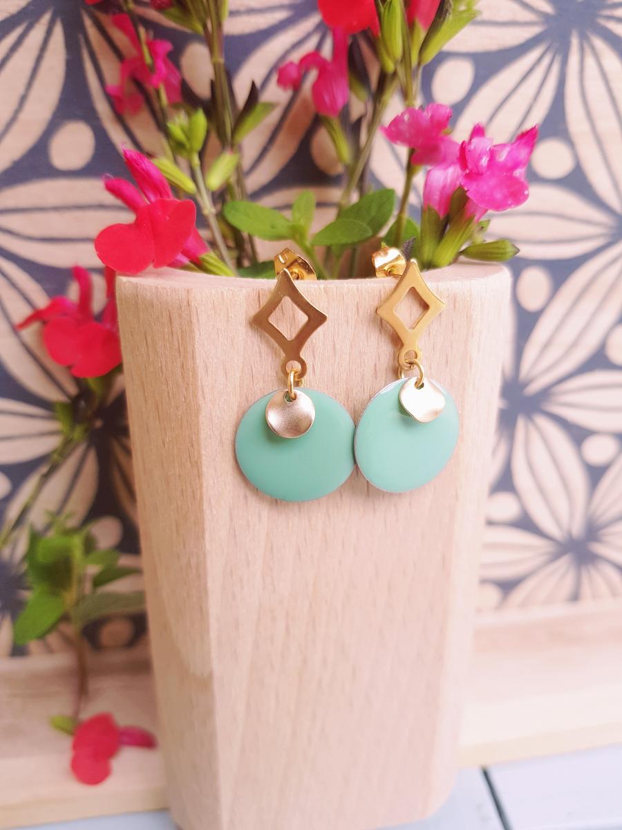 Boucles d'oreilles inox artisanales - losange, sequins doré et vert d'eau. Calino Créa