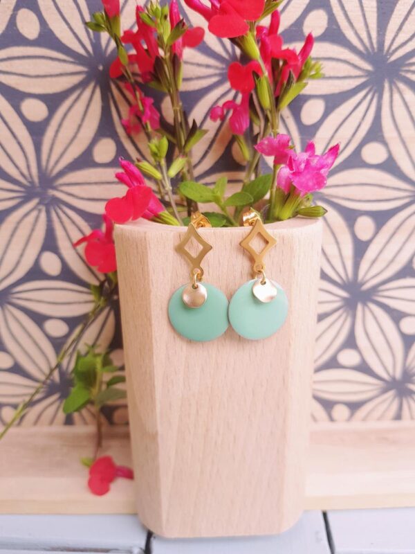 Boucles d'oreilles inox artisanales - losange, sequins doré et vert d'eau. Calino Créa Boucles d'oreilles inox artisanales - losange, sequins doré et vert d'eau. Calino Créa