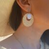 Boucles d'oreilles inox doré - disque raphia naturel et coquillage blanc