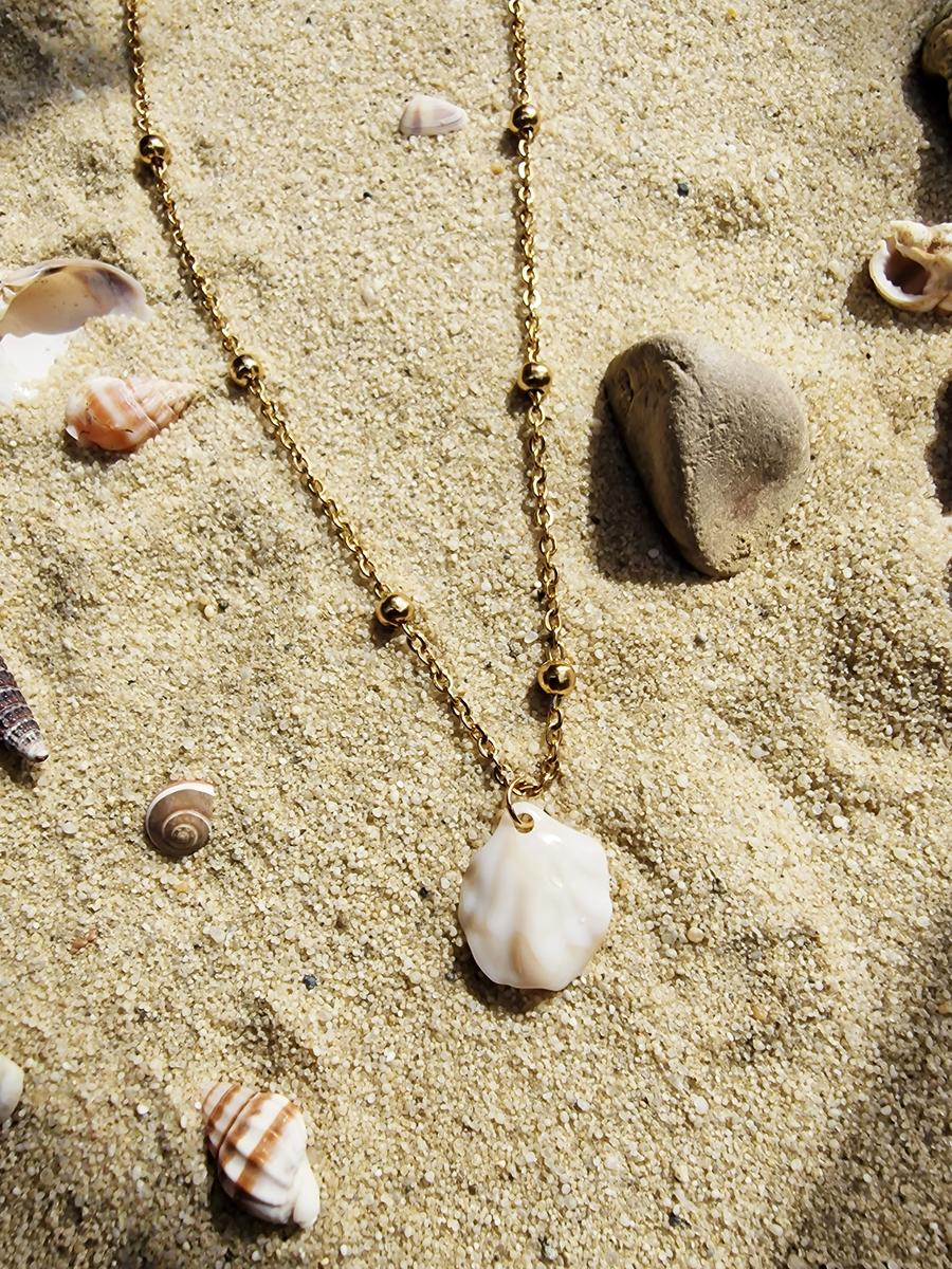 Collier - Chaîne avec perles dorées et coquillage ivoire