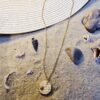 Collier - Chaîne dorée, disque raphia naturel et mini coquillage