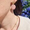 Boucles d'oreilles inox doré - disque rotin rose et puce dorée. Calino Créa Boucles d'oreilles inox doré - disque rotin rose et puce dorée
