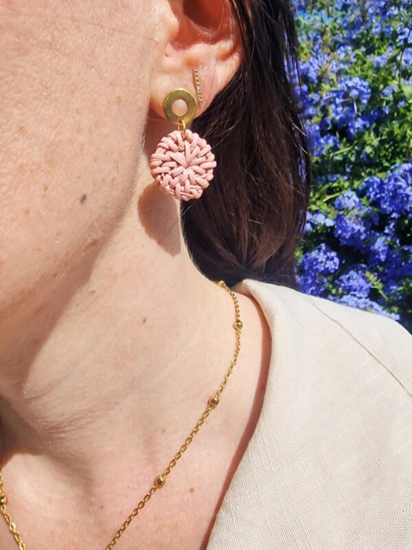 Boucles d'oreilles inox doré - disque rotin rose et puce dorée. Calino Créa Boucles d'oreilles inox doré - disque rotin rose et puce dorée