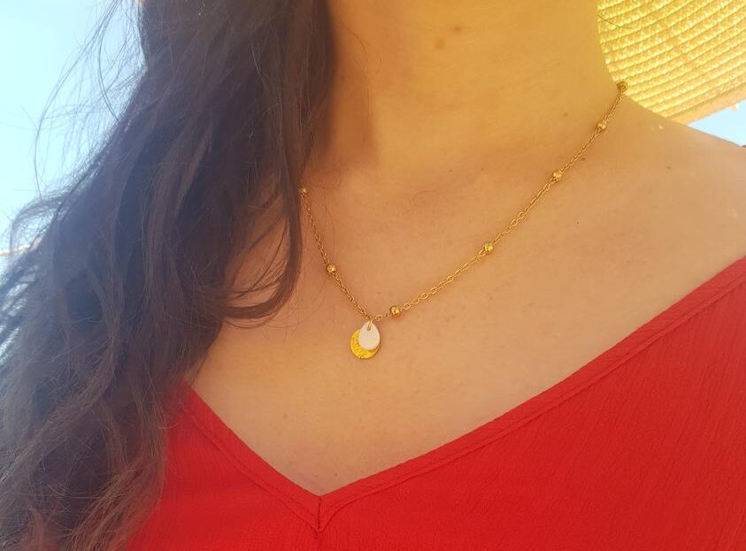 Collier - Chaîne avec perles dorées et sequin nacré blanc