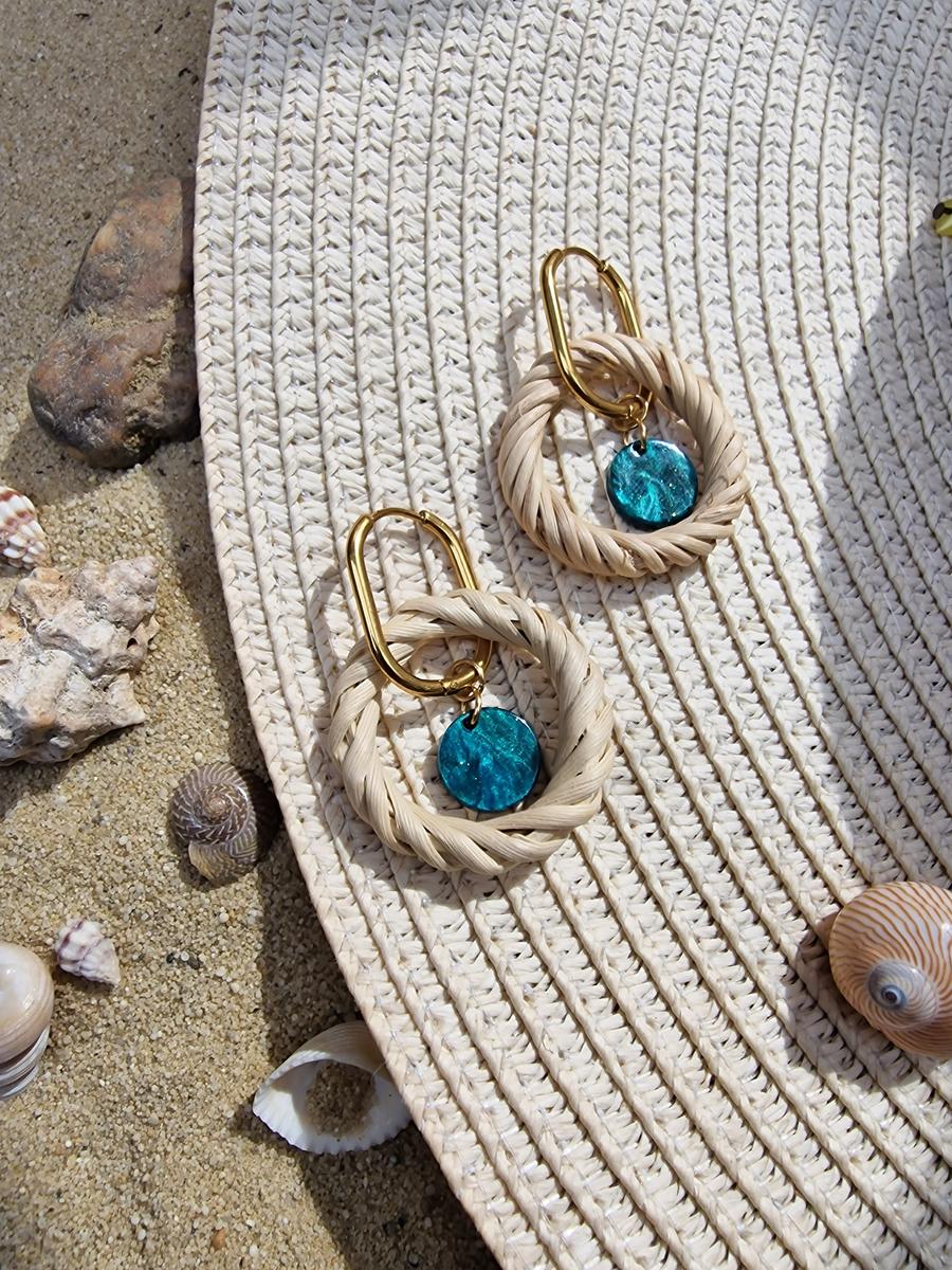 Boucles d'oreilles inox doré - anneau rotin beige naturel et sequin vert émeraude