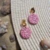 Boucles d'oreilles inox doré - disque rotin rose et puce dorée. Calino Créa Boucles d'oreilles inox doré - disque rotin rose et puce dorée