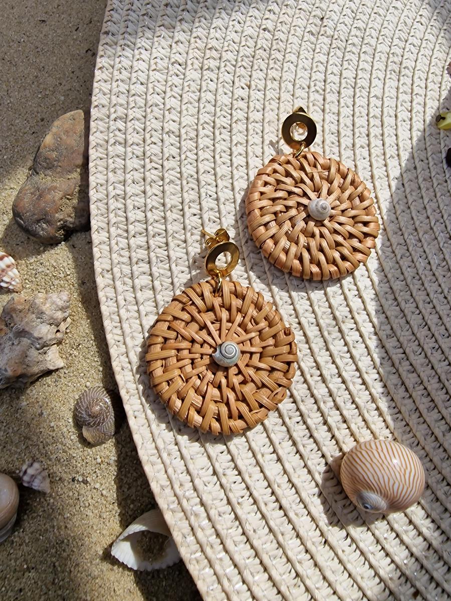 Boucles d'oreilles inox doré - disque rotin marron et mini coquillage