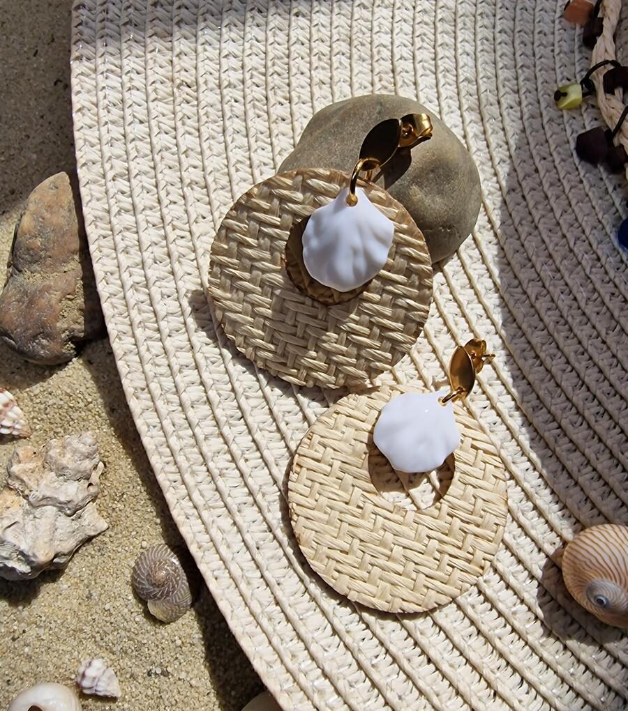 Boucles d'oreilles inox doré - disque raphia naturel et coquillage blanc