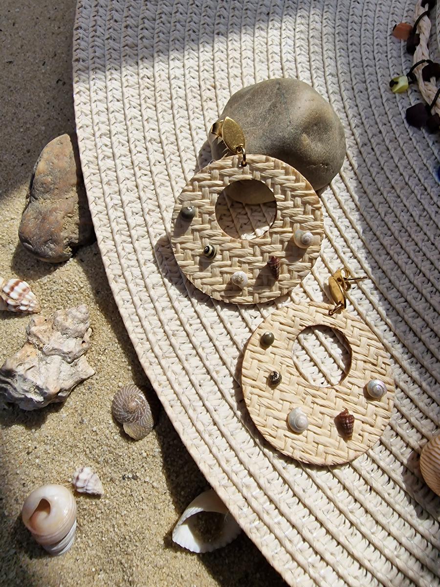 Boucles d'oreilles inox doré - disque raphia naturel et mini coquillages