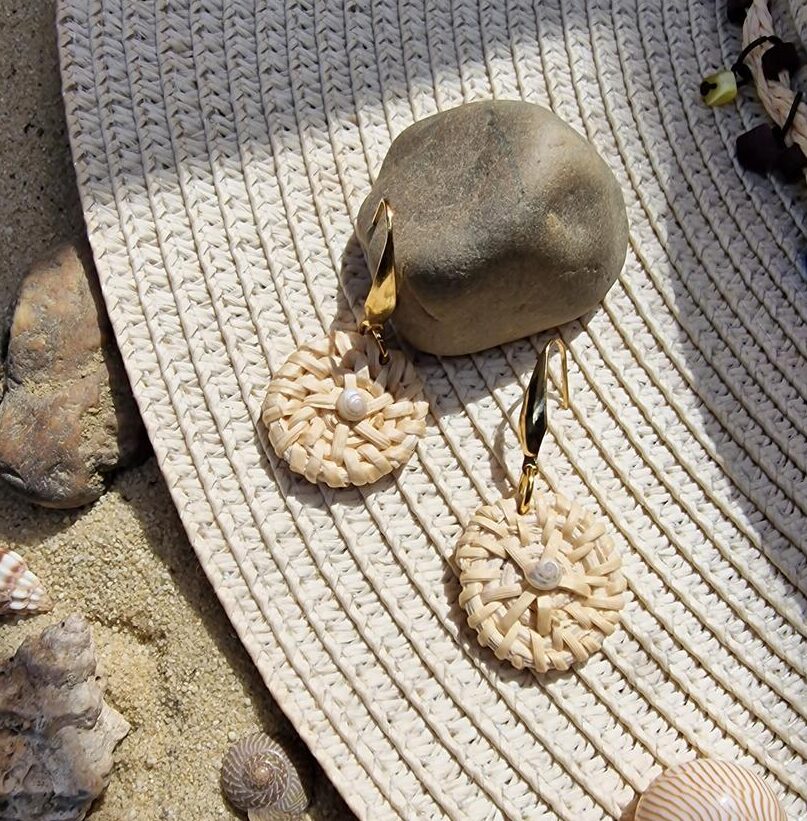 Boucles d'oreilles inox doré - disque rotin naturel et mini coquillage
